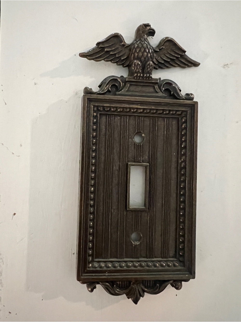 Antique-Style Eagle Single Toggle Wall Plate in Aged Bronze